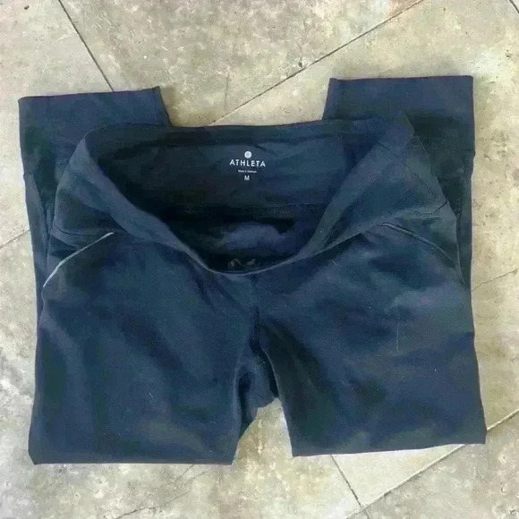 Athleta capri workout pants size medium.  Pre owned good condition black - Picture 2 of 9